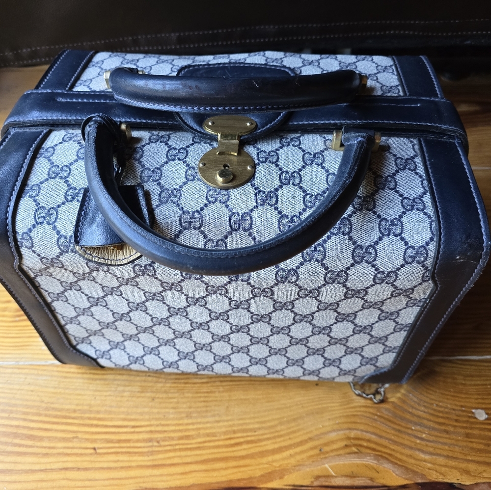 COA Very Rare vintage 1970s authentic Gucci case bag doctor's bag 3 keys